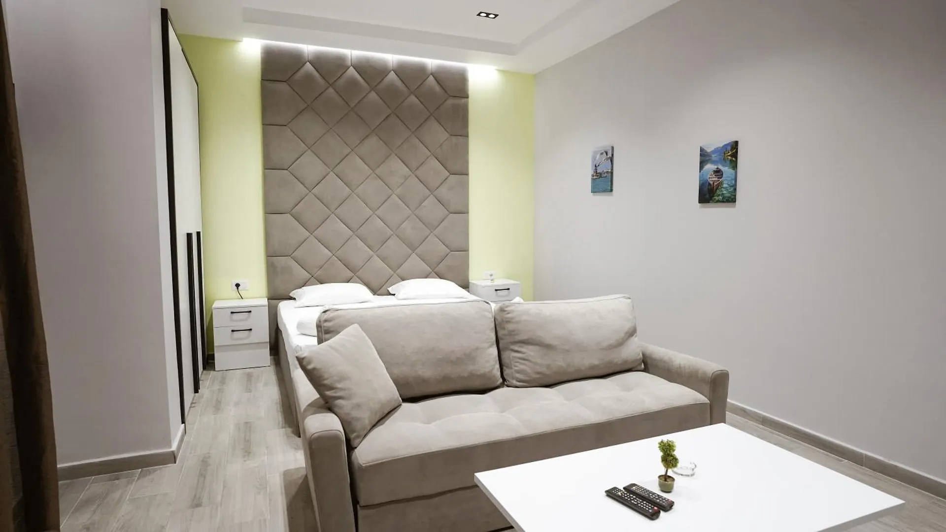 Azura Beach Apartments ドゥラス