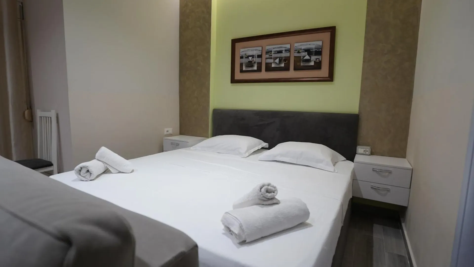 Azura Beach Apartments ドゥラス