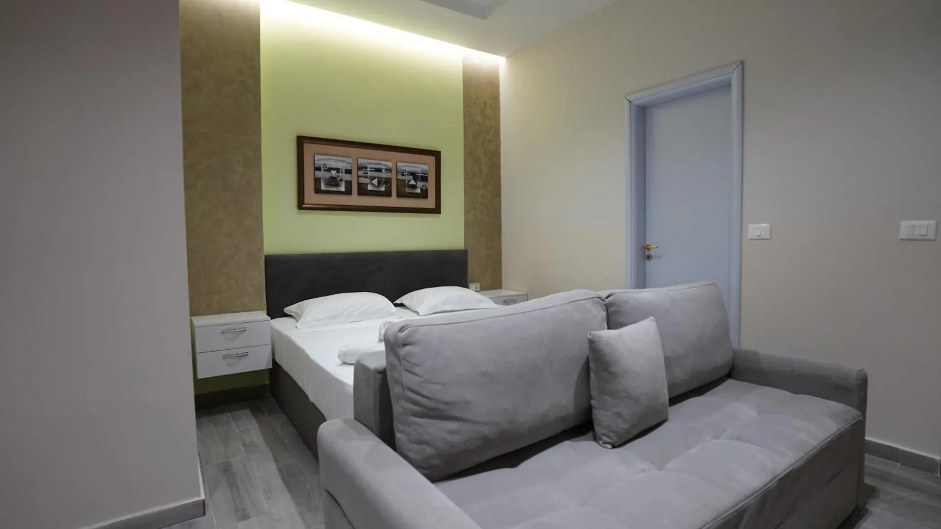 Azura Beach Apartments ドゥラス