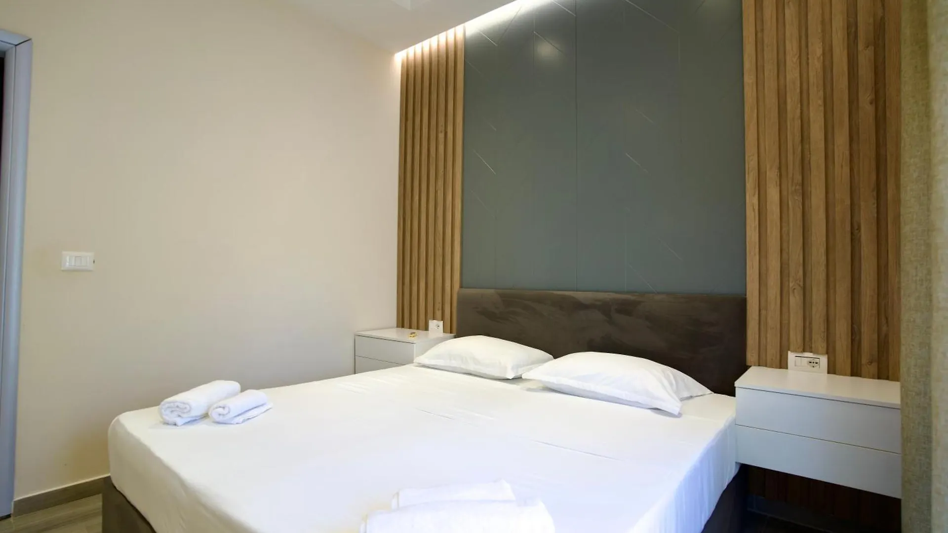 Azura Beach Apartments ドゥラス
