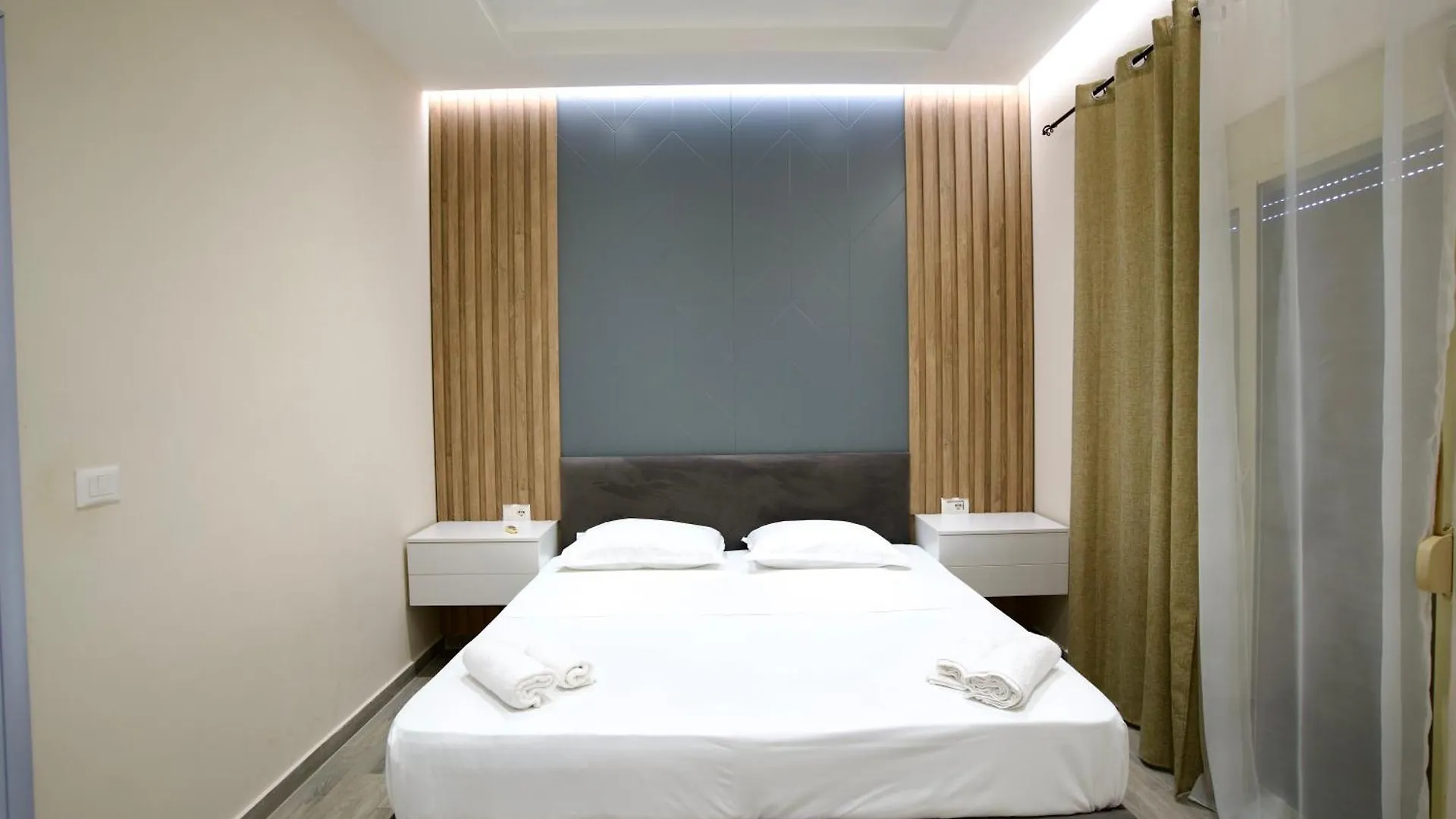 Azura Beach Apartments ドゥラス